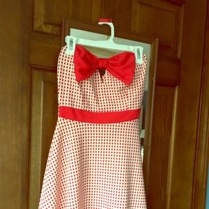 Sleeveless white and red dress